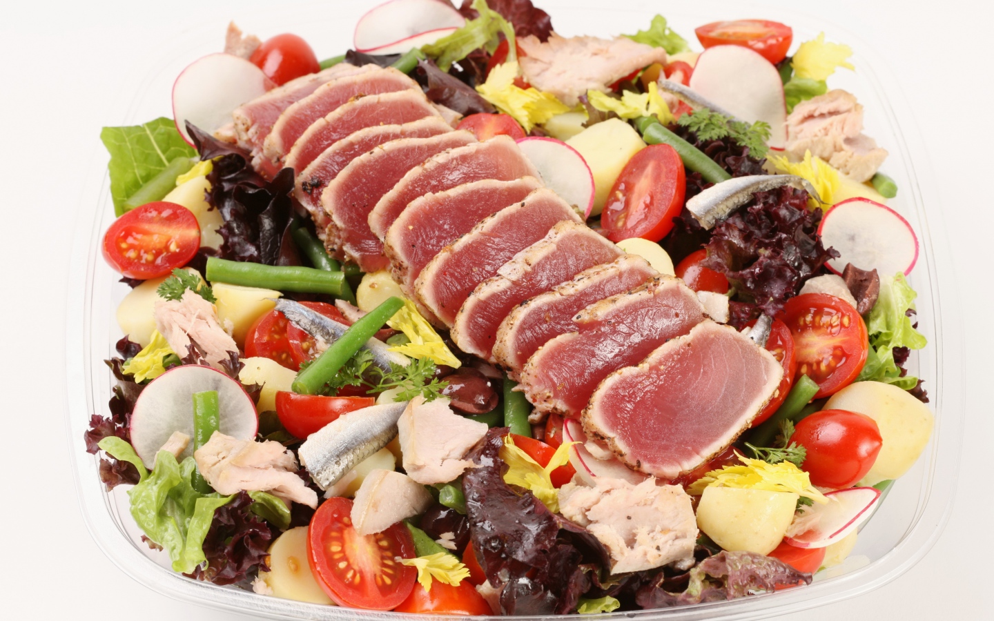 Vegetable salad with fish and meat