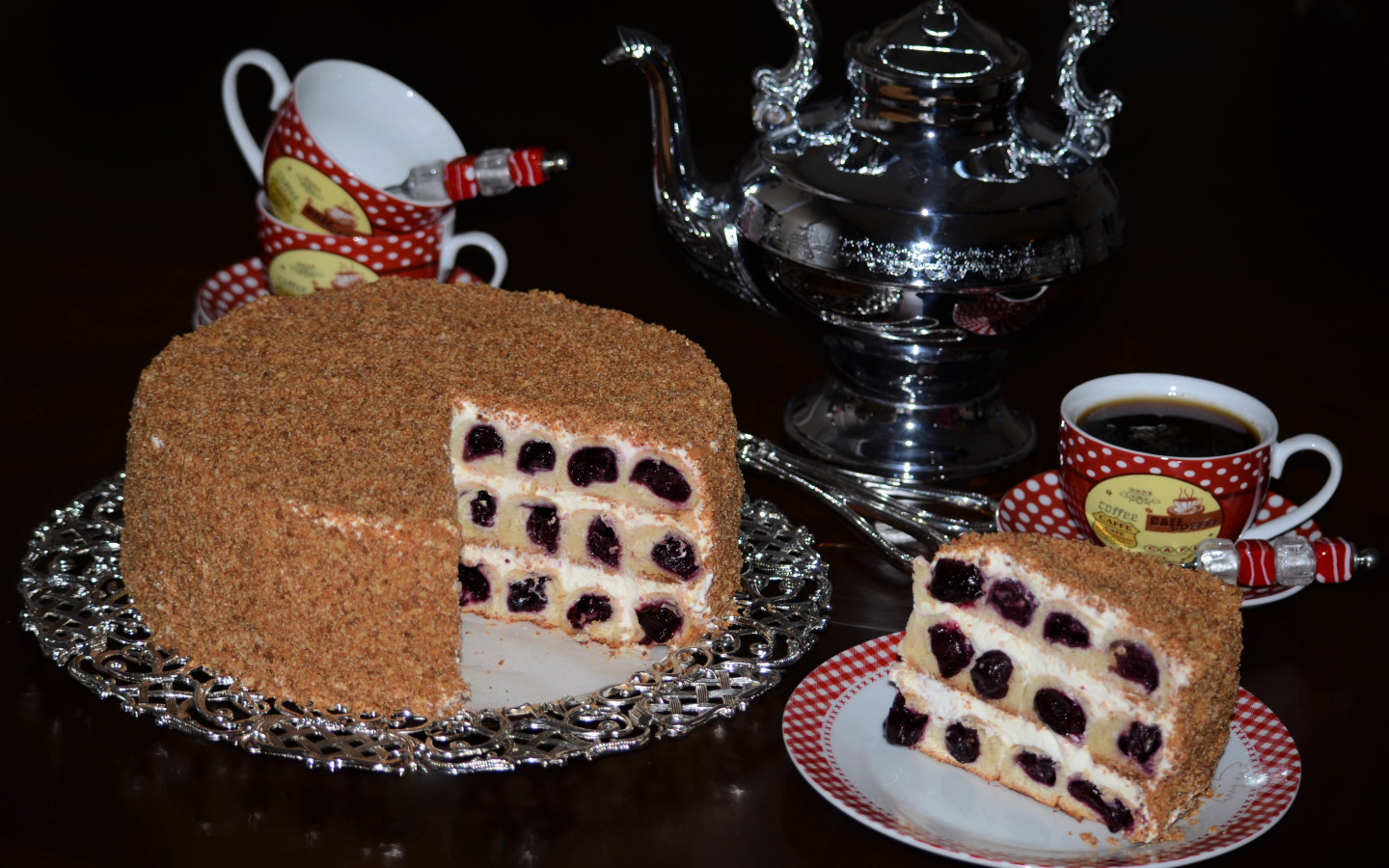 Аппетитный торт с вишней и чай на столе на черном фоне