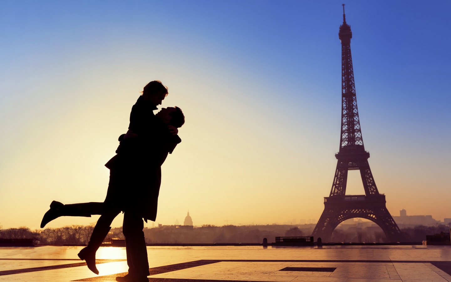 Влюбленная пара в Париже 