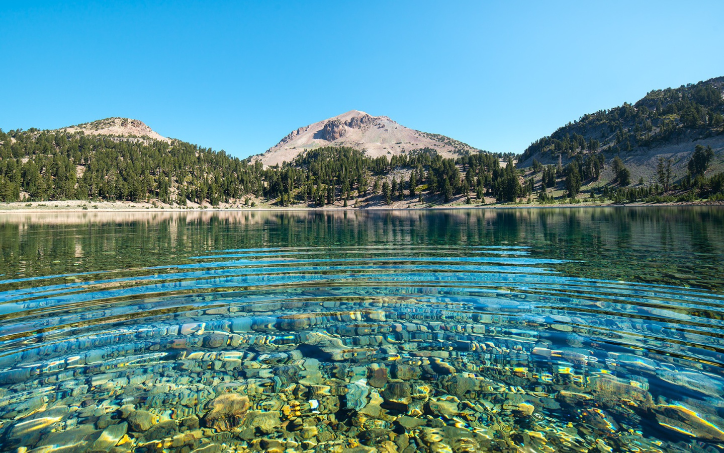 Прозрачное озеро в национальном парке Лассен-Волканик, Калифорния 
