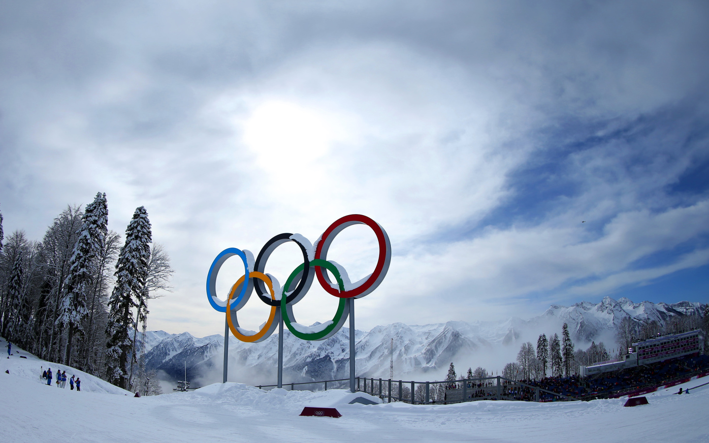 Олимпийские кольца под красивым небом. Зимние олимпийские игры 2018