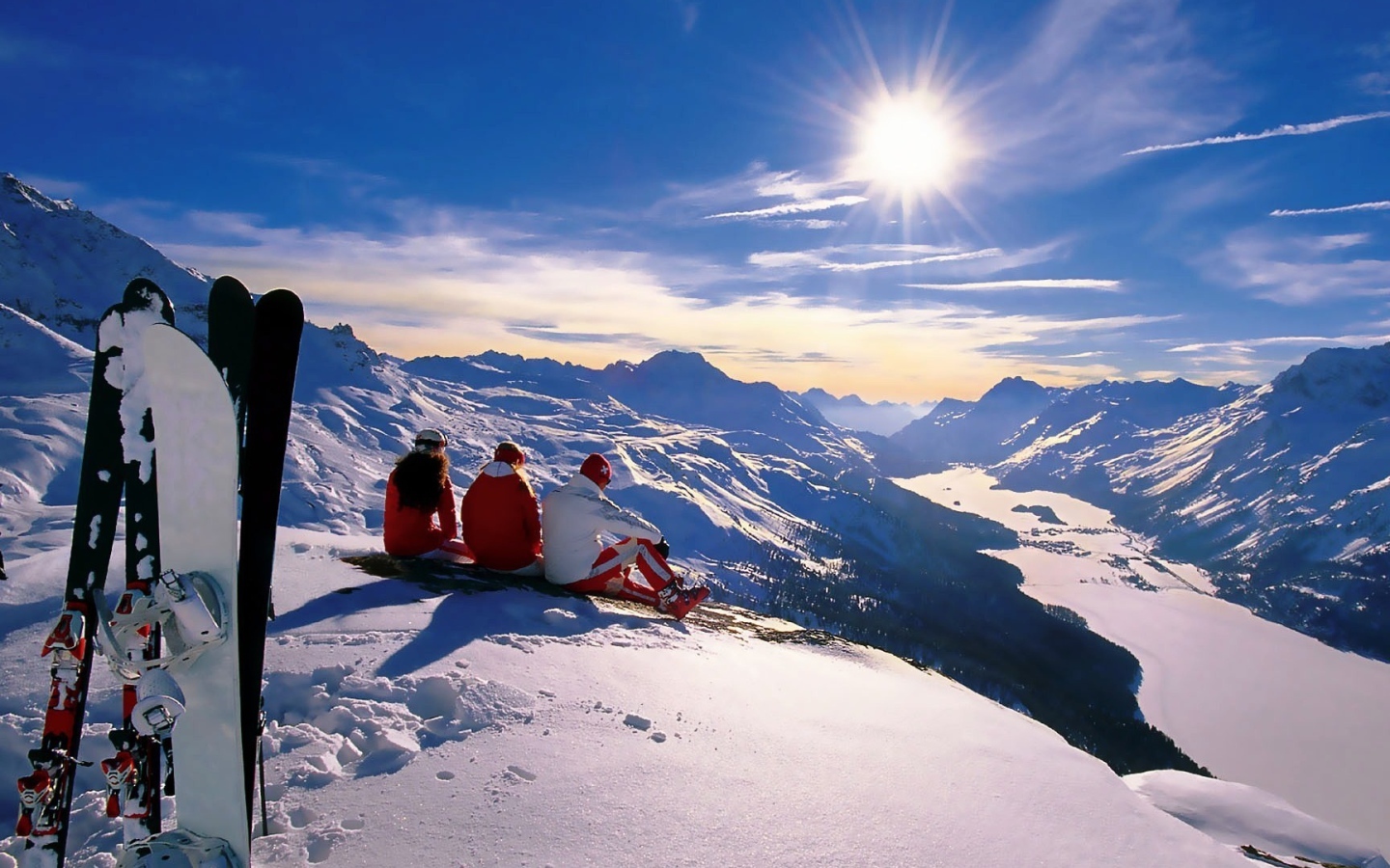 Сноубордисты встречают рассвет в заснеженных горах 