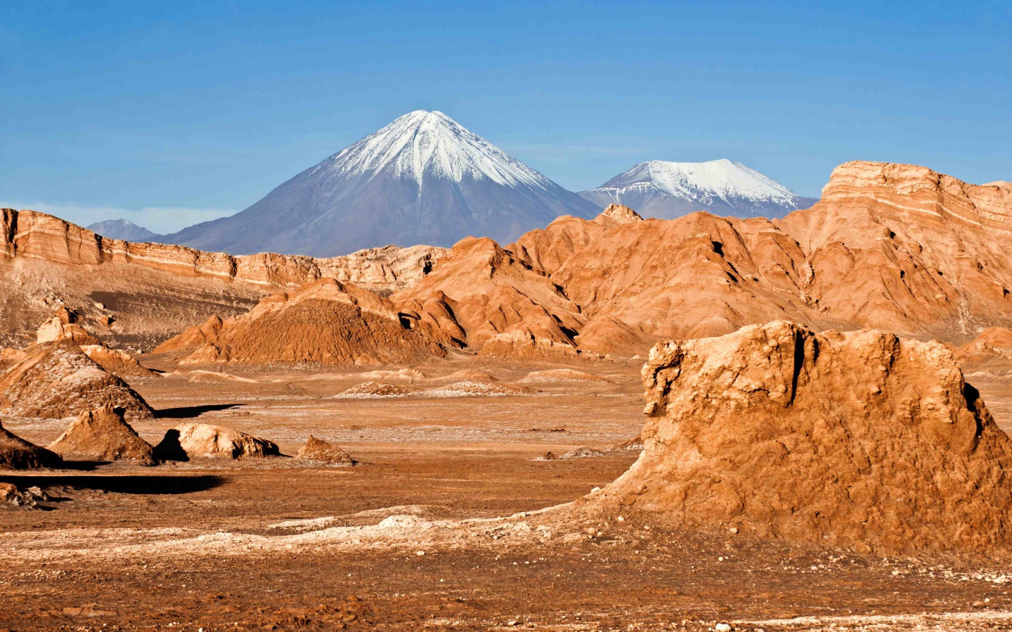 Пустыня Атакама и заснеженная вершина вулкана,  Чили 