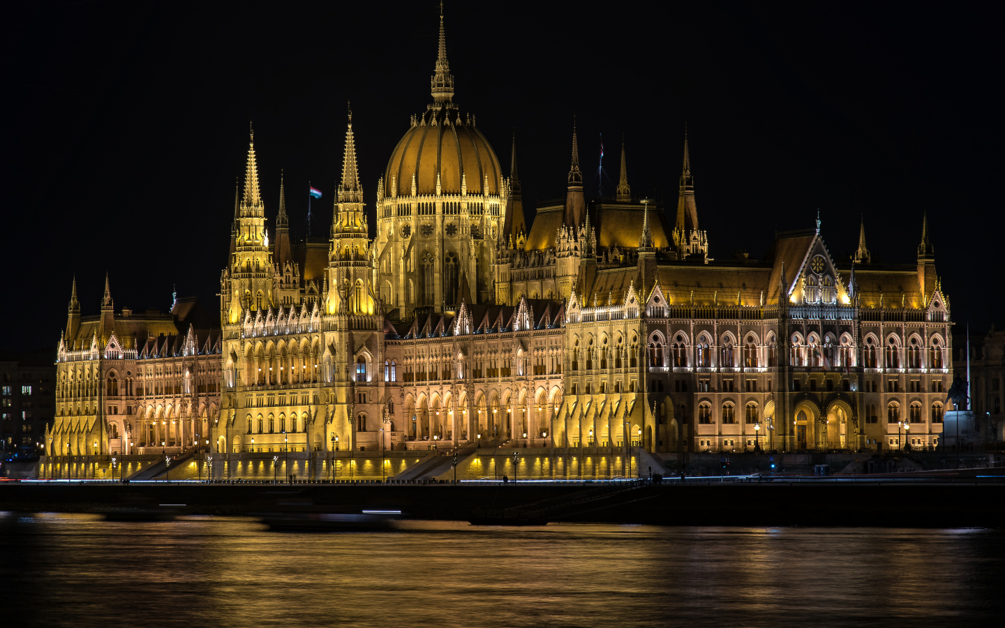 Красивое здание  венгерского парламента у реки ночью, Будапешт. Венгрия 