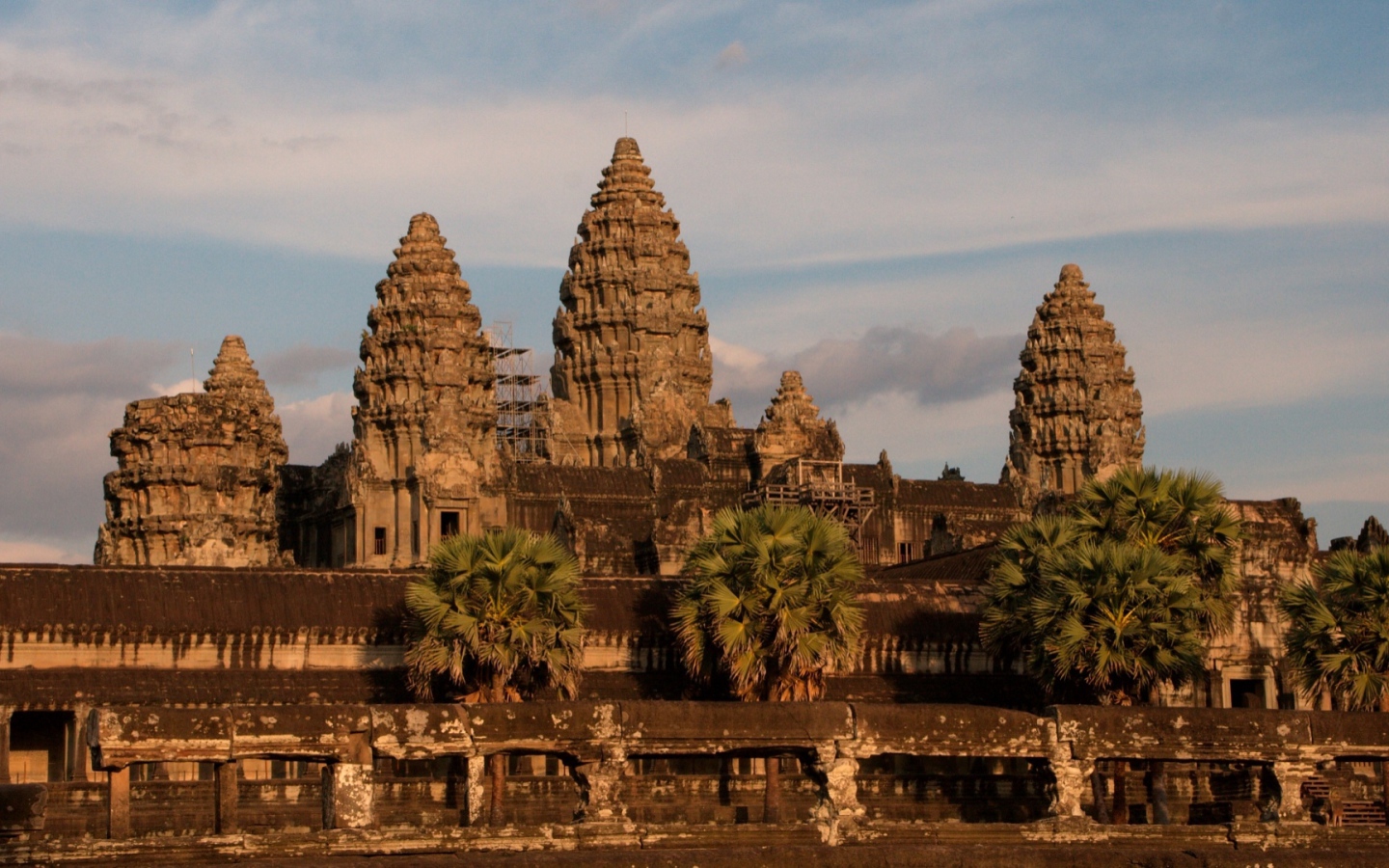 Старинный храмовый комплекс Ангкор Ват 