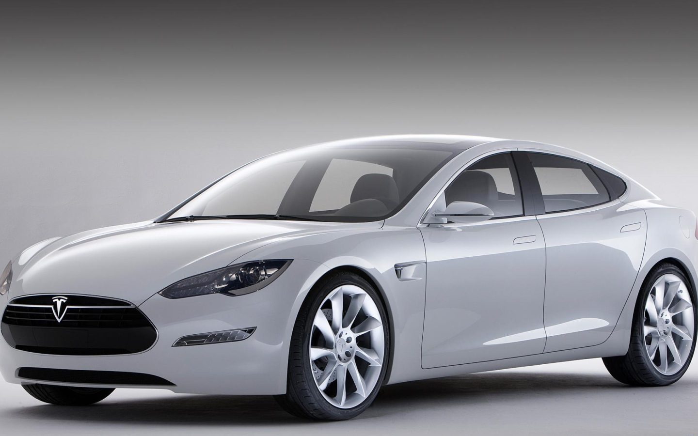 Серебристый электромобиль Tesla Model S