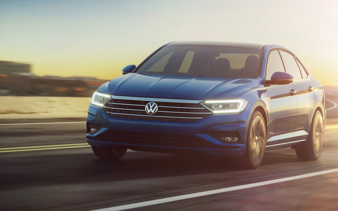 Синий автомобиль Volkswagen Jetta, 2019 на трассе