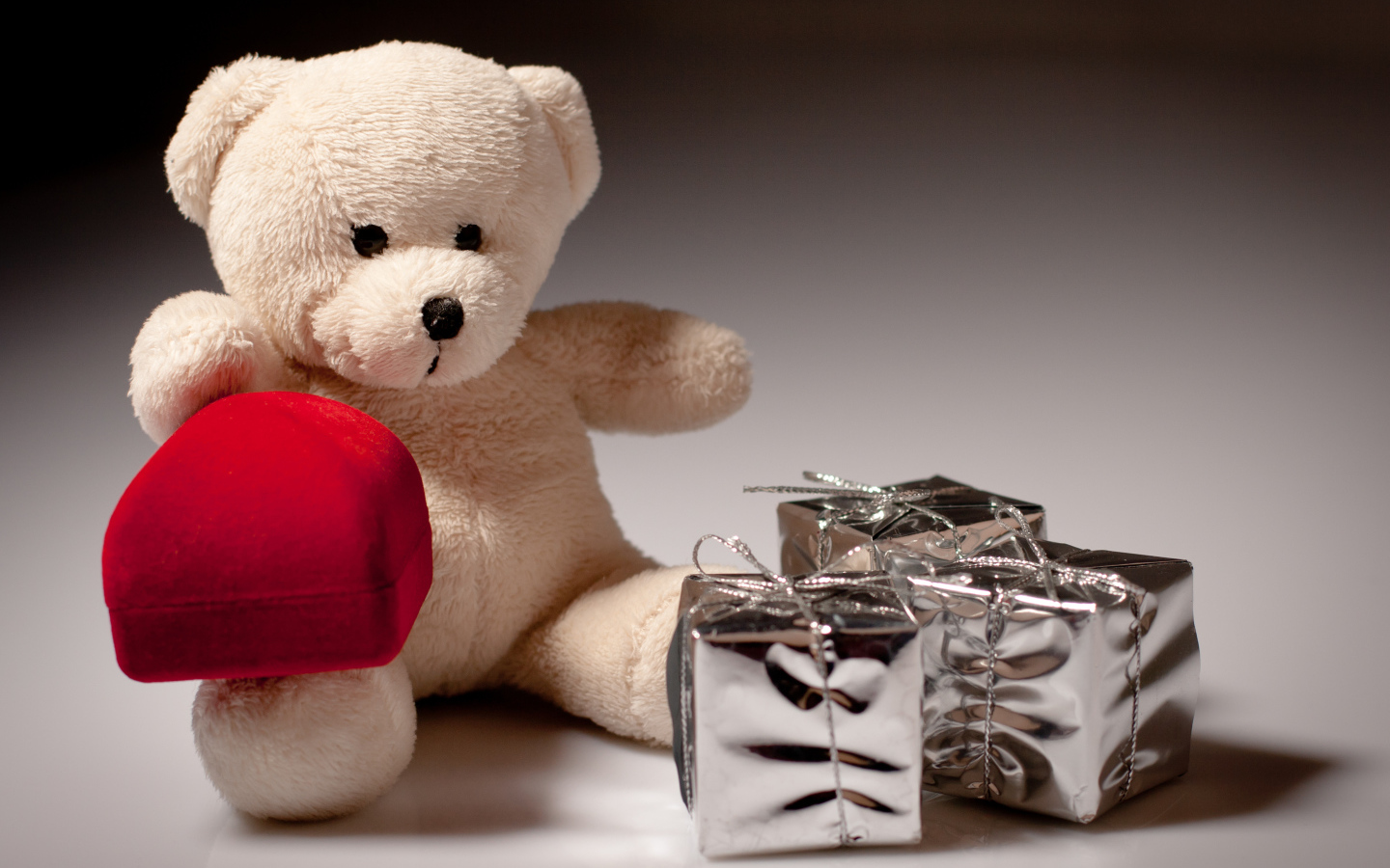 Плюшевый мишка Тедди с красной коробкой для кольца