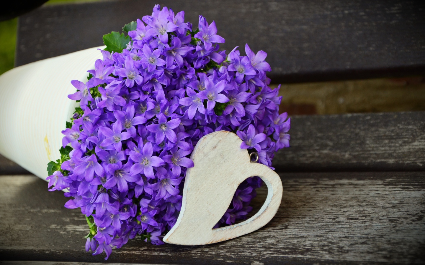 Букет фиолетовых колокольчиков с деревянным сердечком