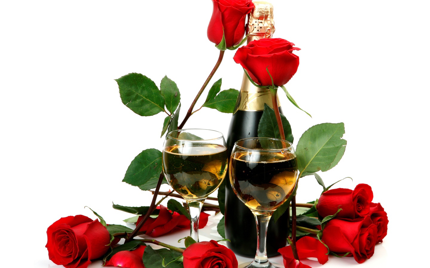 Красные розы с бутылкой шампанского и бокалами на белом фоне