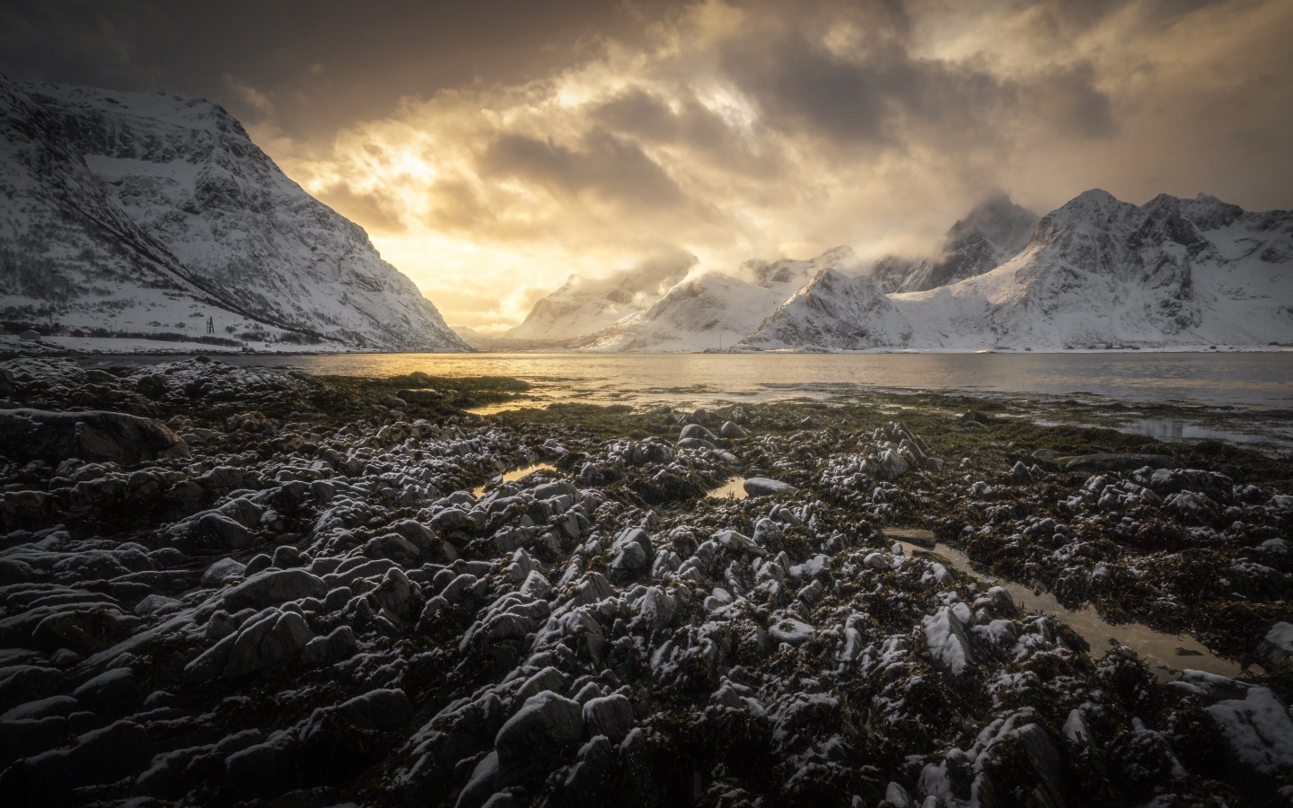 Заледеневший берег залива в горах, Лофотенские острова Норвегия
