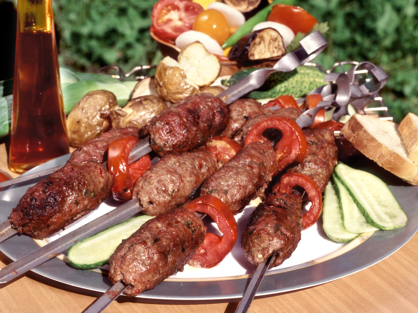 http://www.zastavki.com/pictures/1600x1200/2009/Food_Meat__barbecue_BBQ_sausages_011906_.jpg