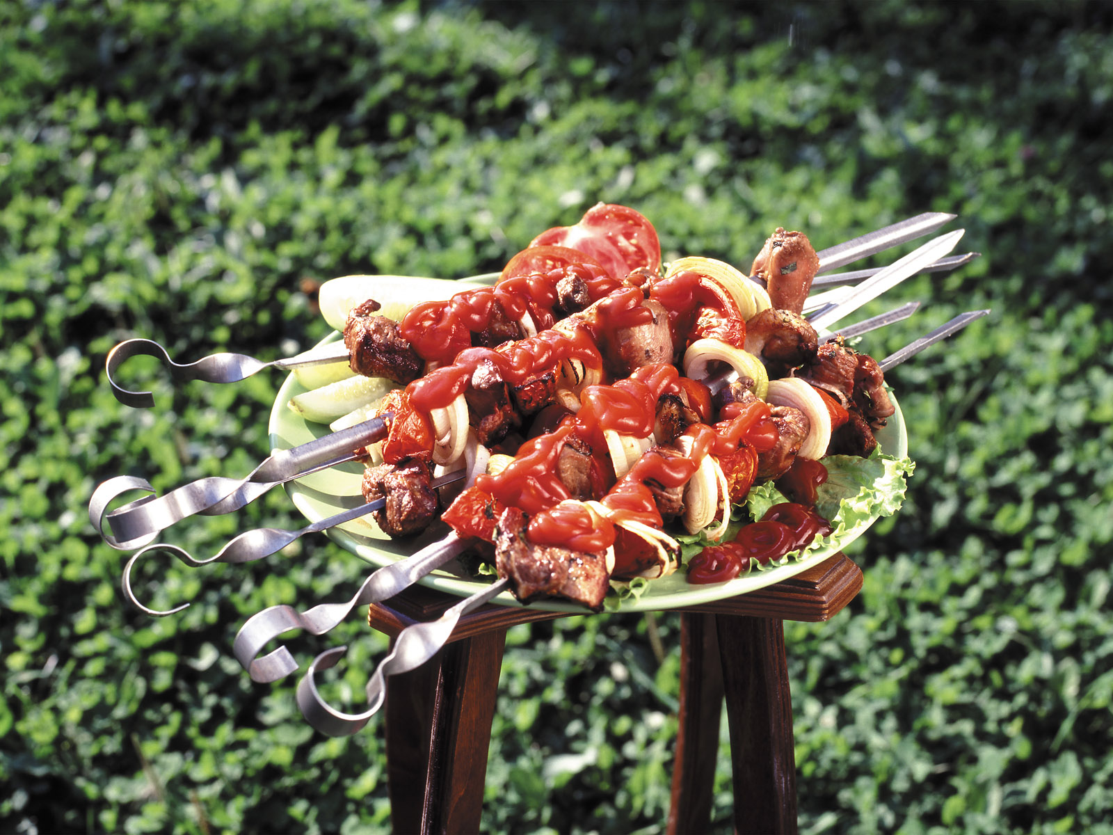 http://www.zastavki.com/pictures/1600x1200/2009/Food_Meat__barbecue_Dish_with_barbecue_skewers_011898_.jpg