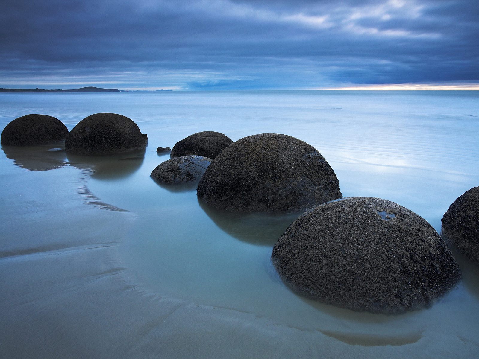 Круглые камни на берегу