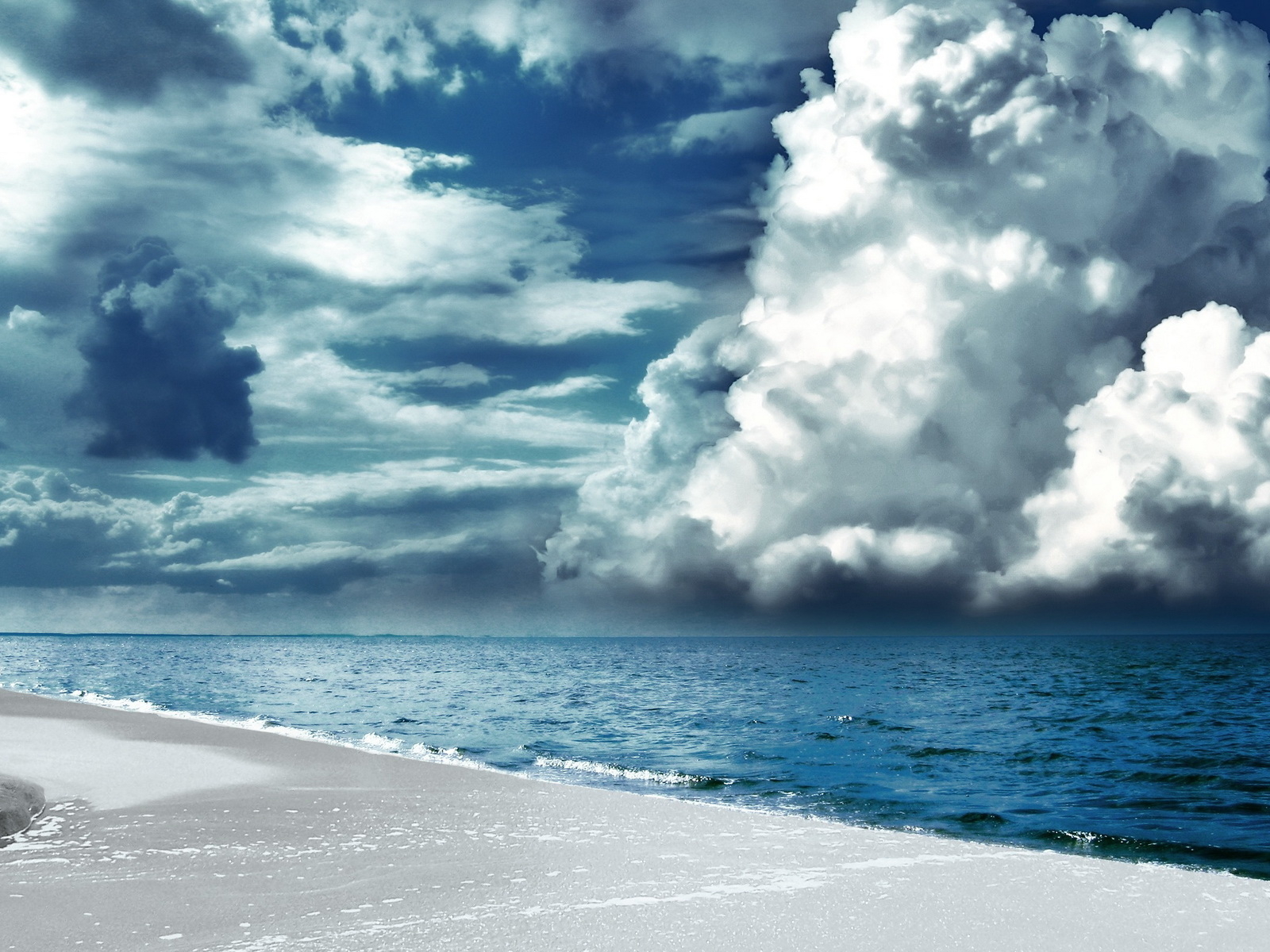Белый песок, море, пасмурное небо
