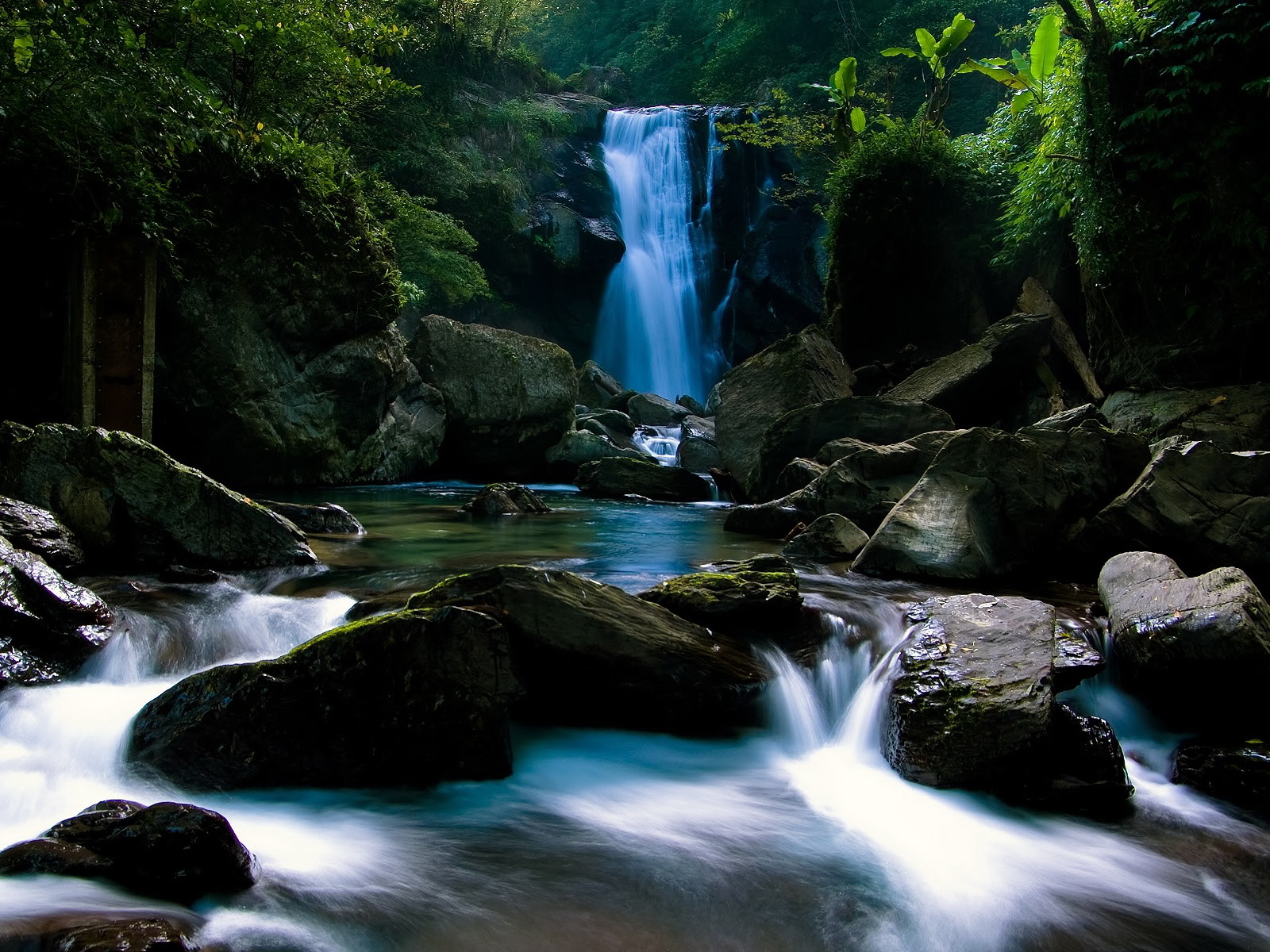 Водопад на лесной речке