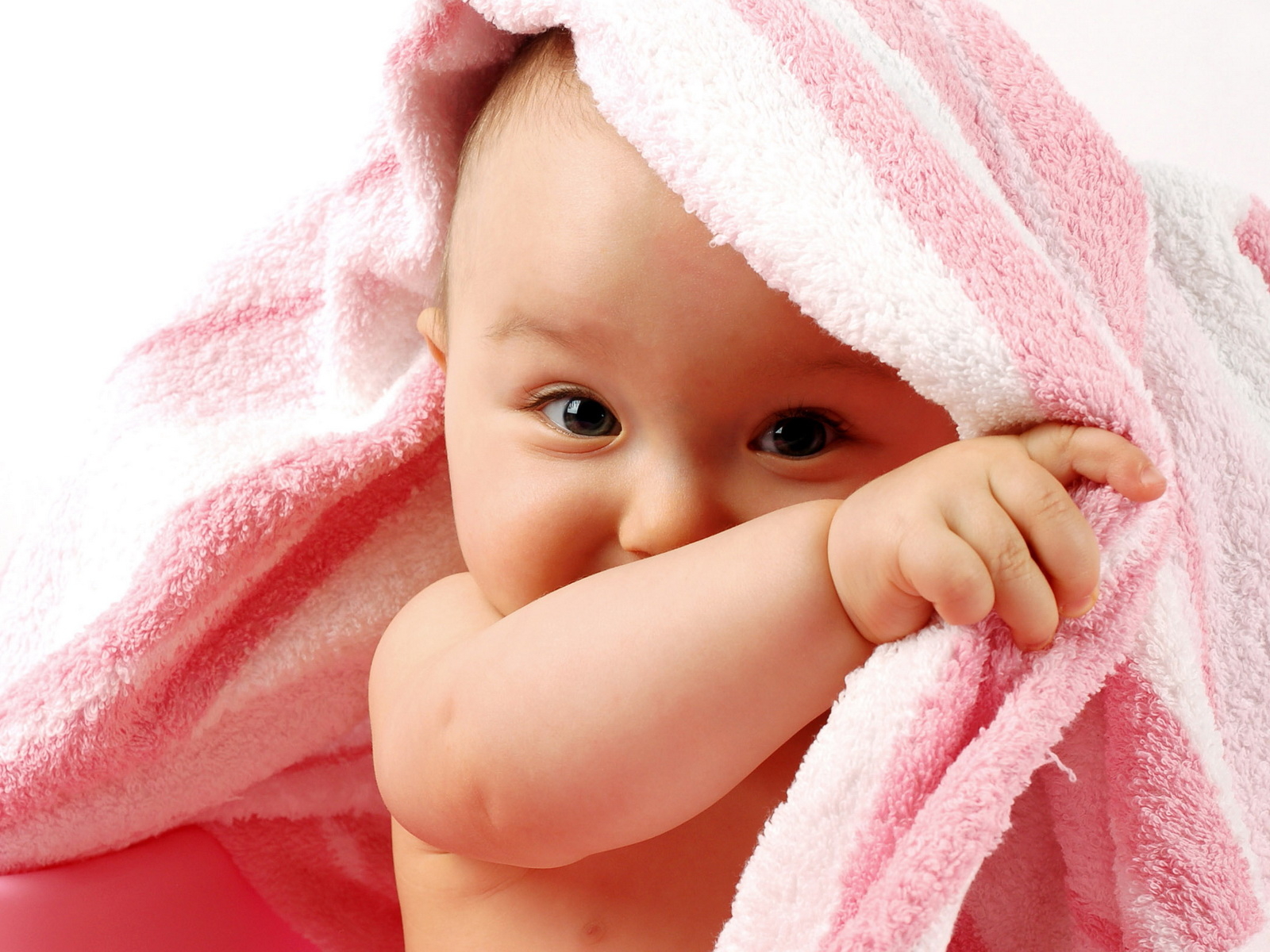Малыш под одеялом