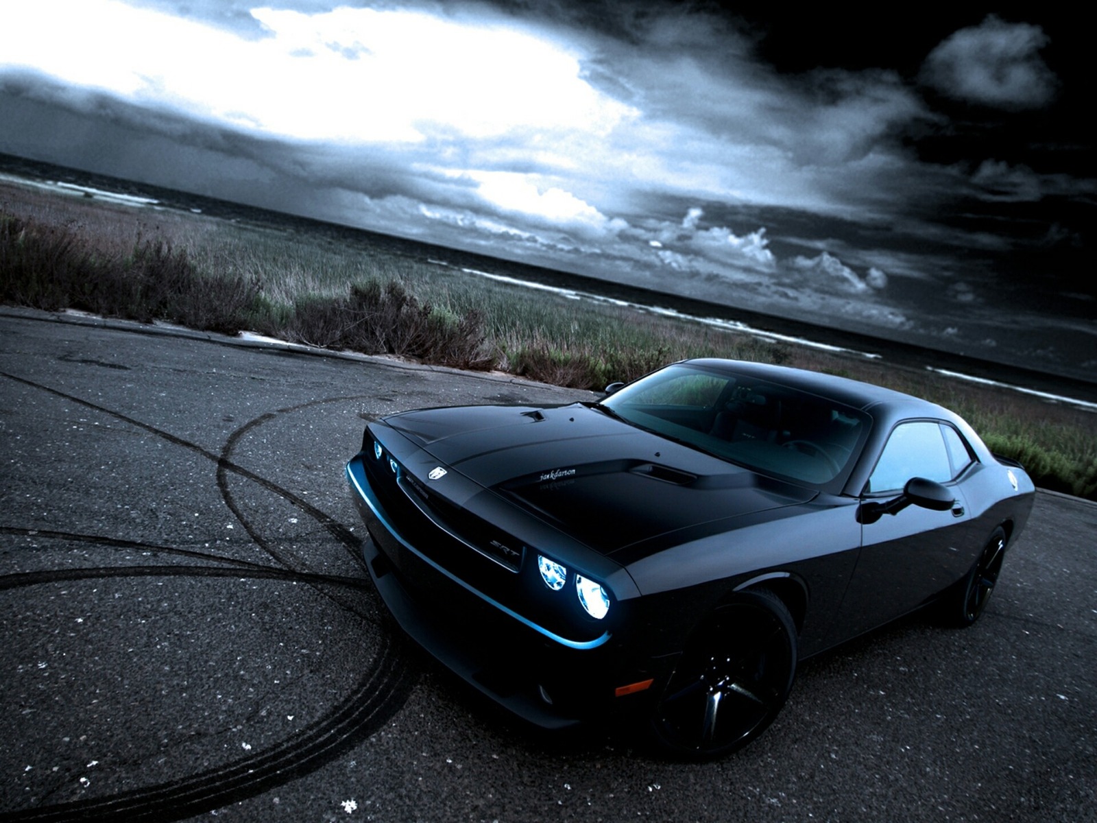  Черный Dodge Challenger