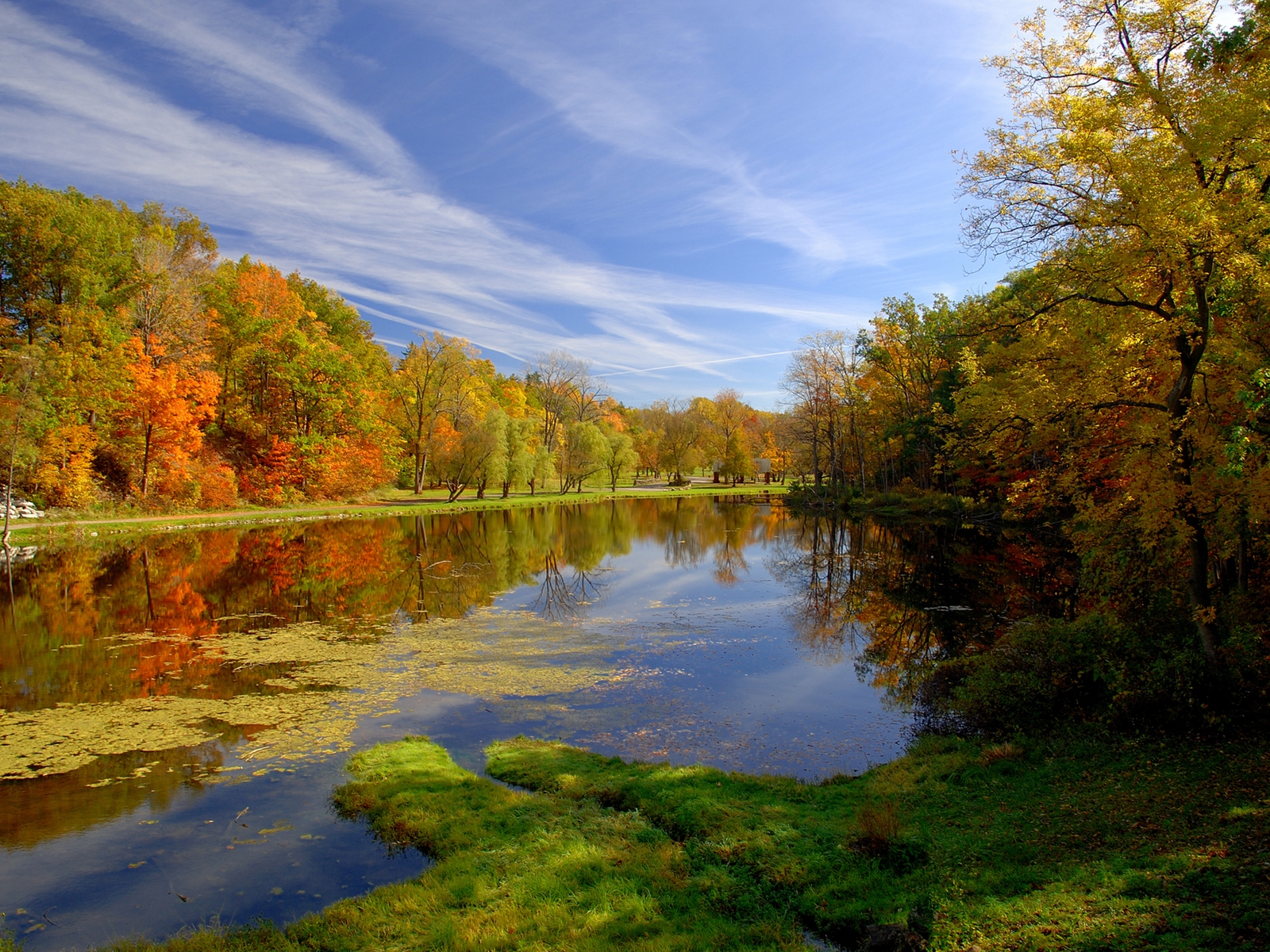 http://www.zastavki.com/pictures/1600x1200/2012/Nature_Seasons_Autumn_Lake_in_Autumn_034856_.jpg