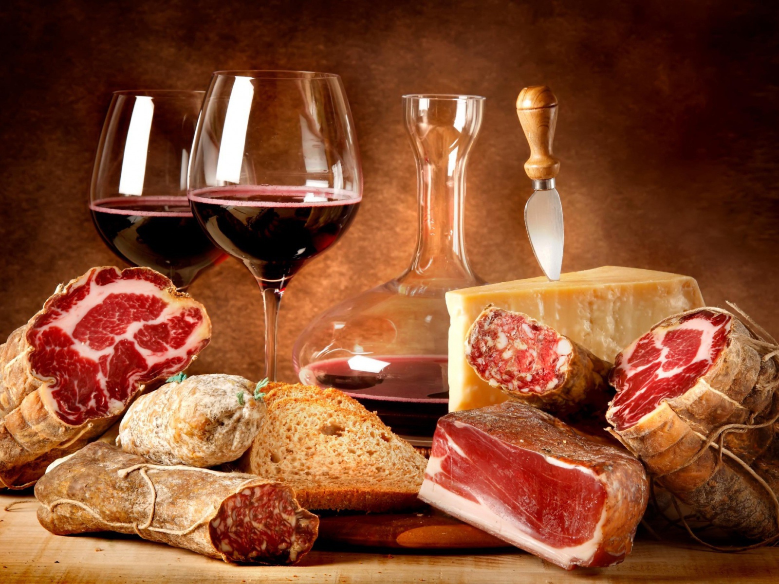 Мясные деликатесы и вино