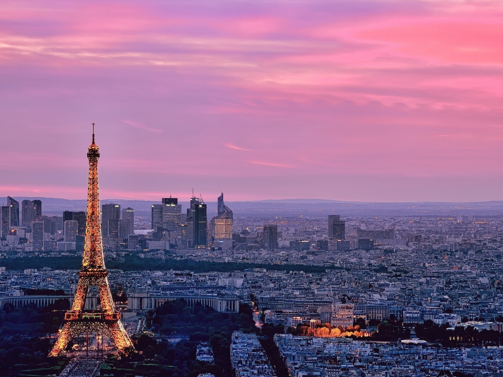 Розовый закат в Париже, Франция