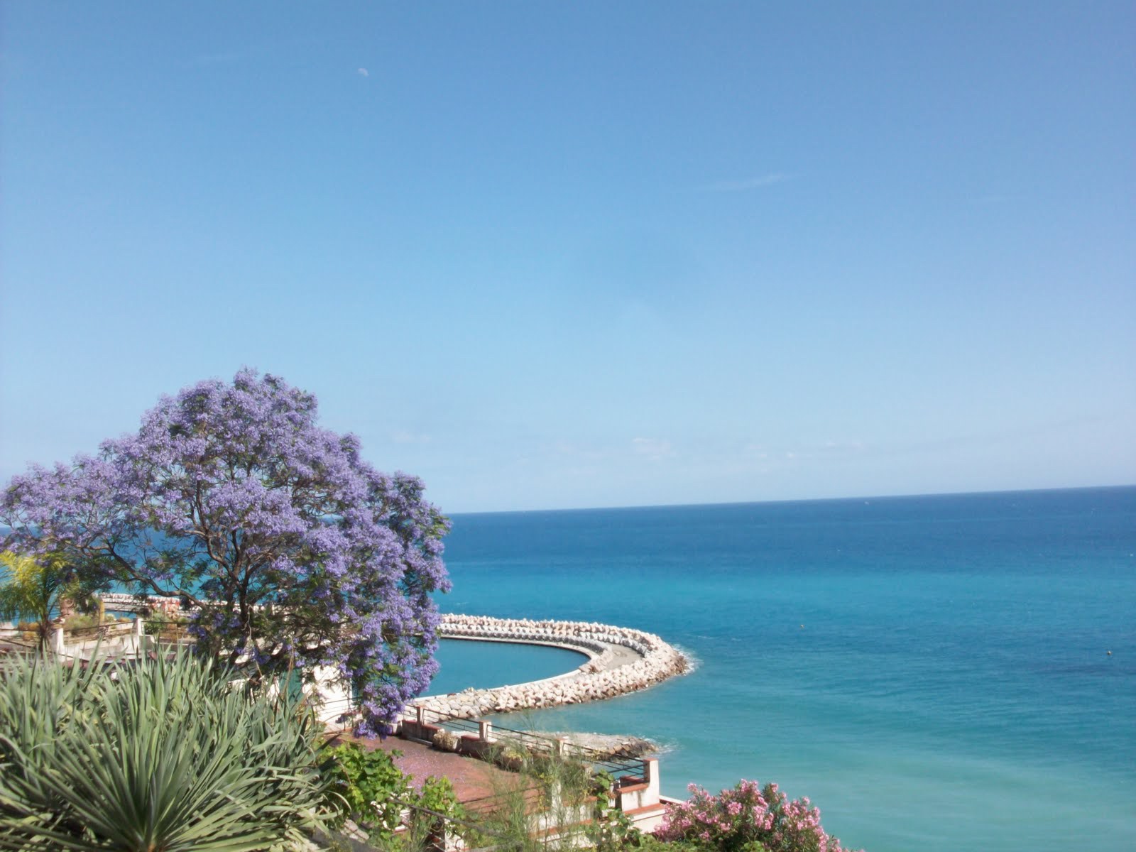 Голубое море у побережья на курорте Бордигера, Италия