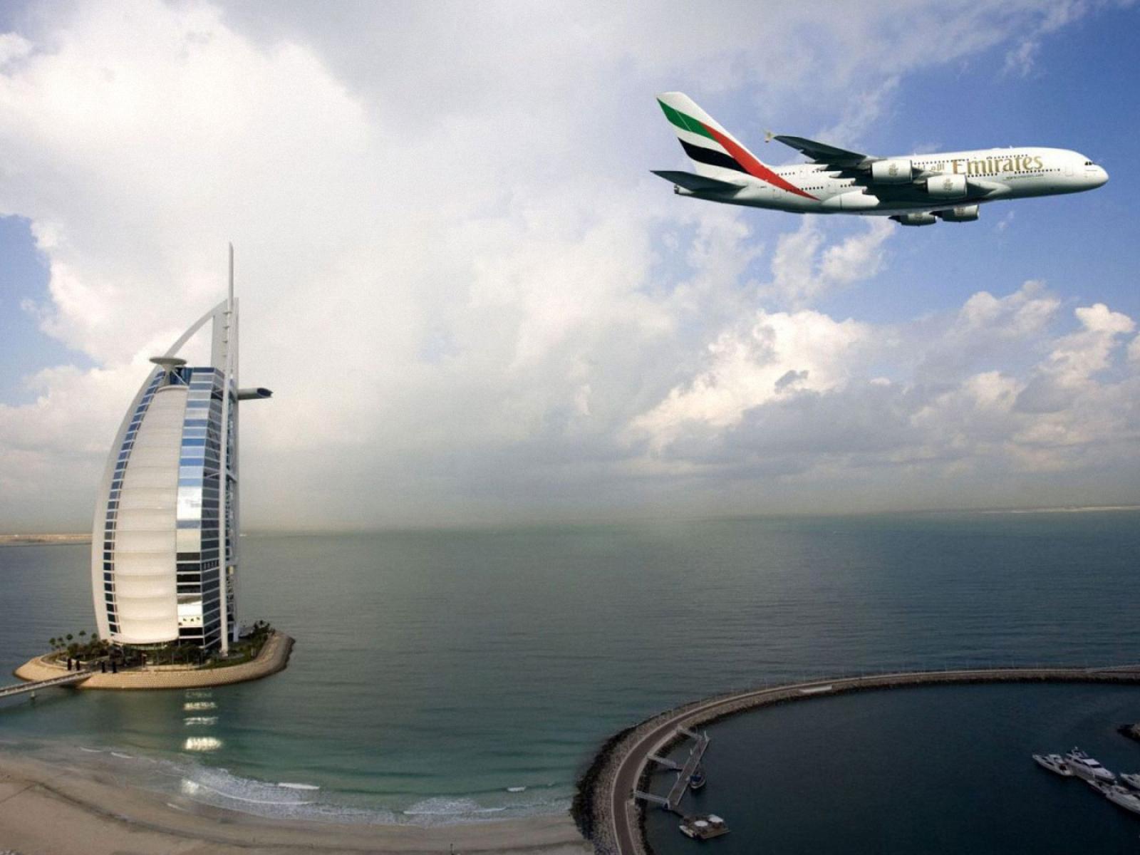 Самолет идет на посадку в Дубаи