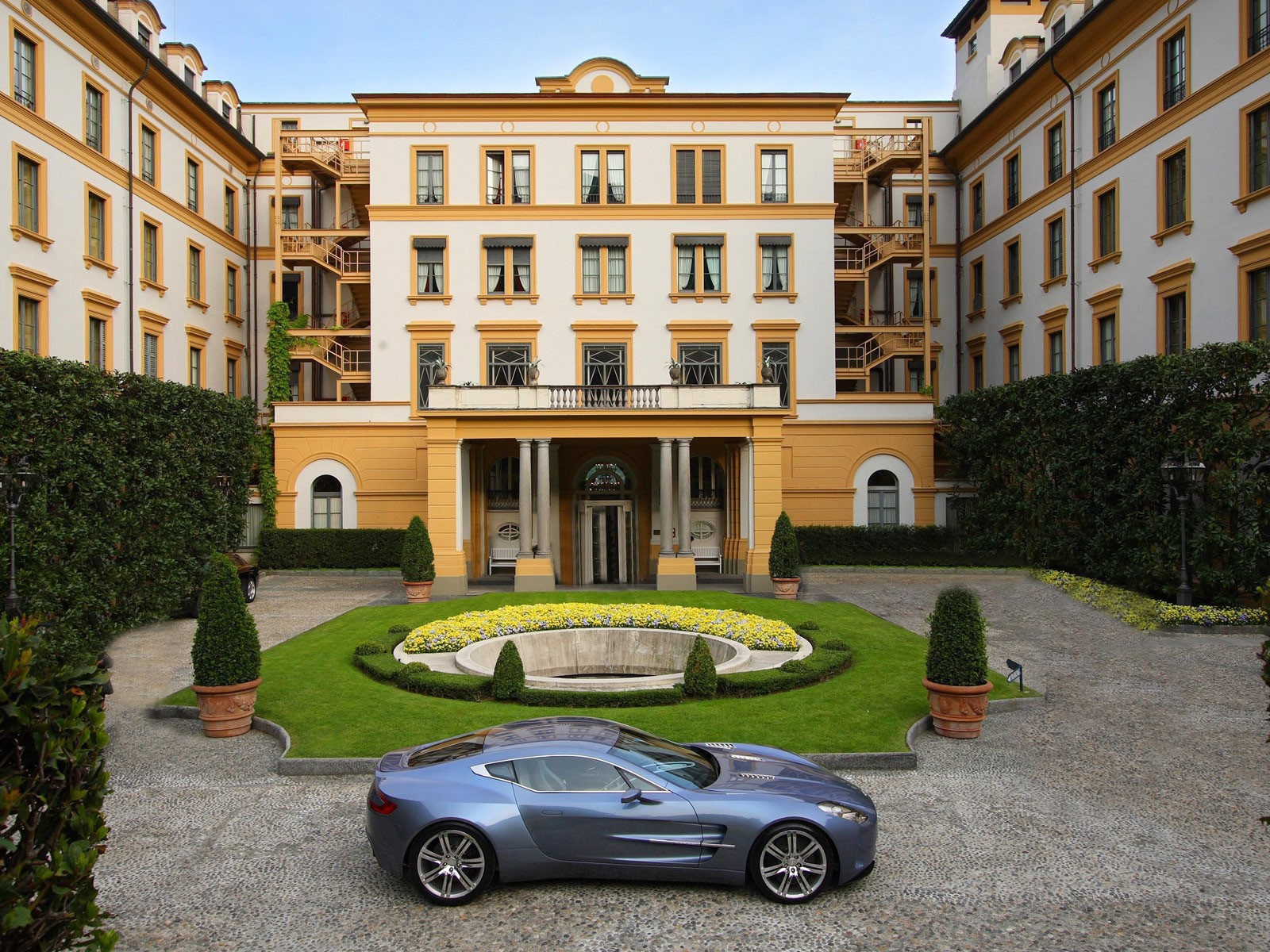 Aston Martin у входа во дворец
