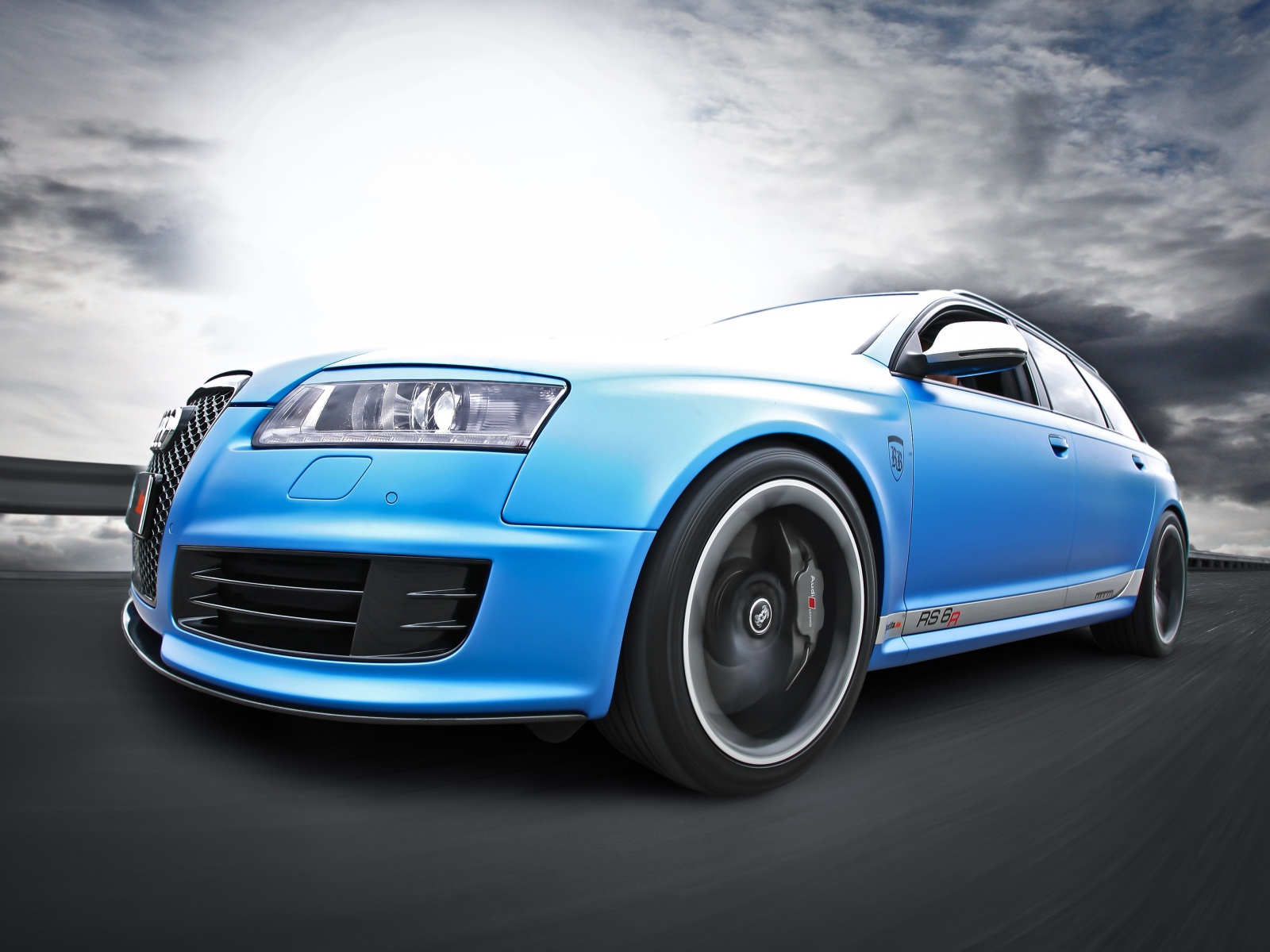 Голубой Audi RS6 Avant на шоссе