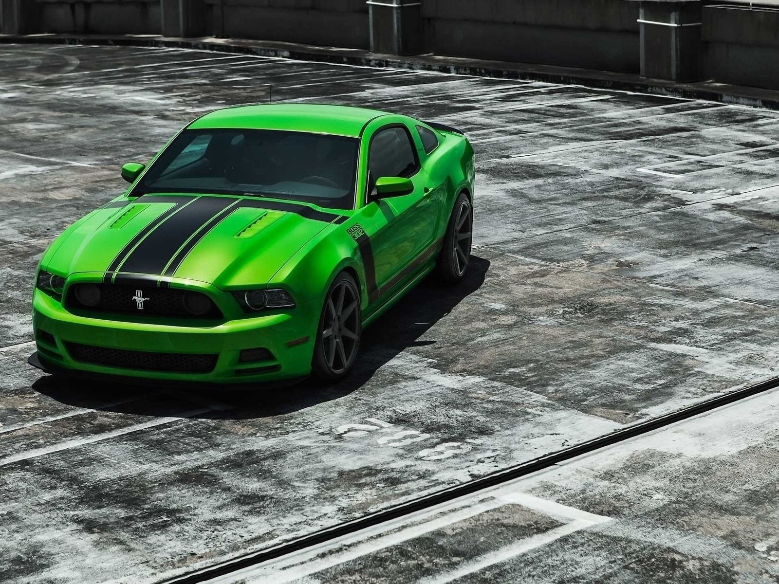 Мощный зеленый Ford Mustang