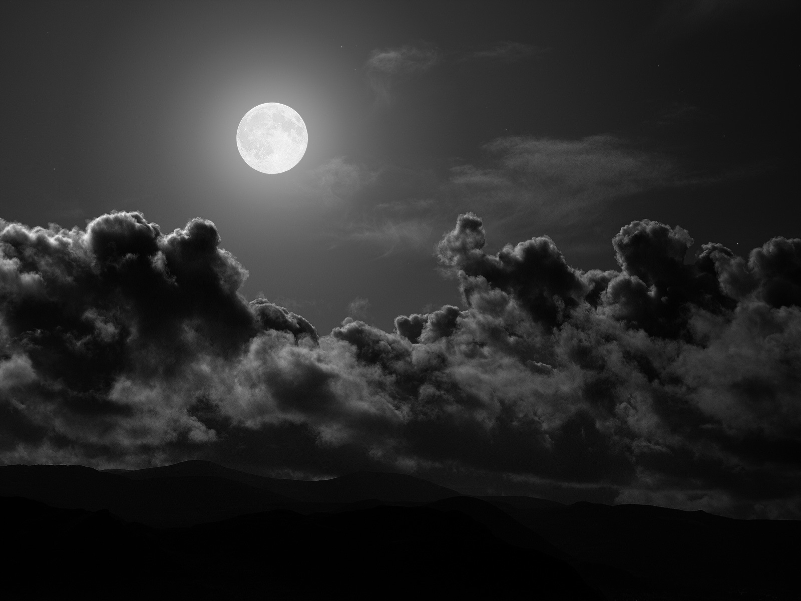 Луна над черными облаками
