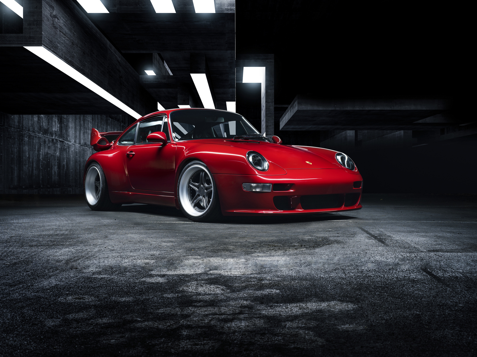 Красный автомобиль Gunther Werks 400R, Porsche 911