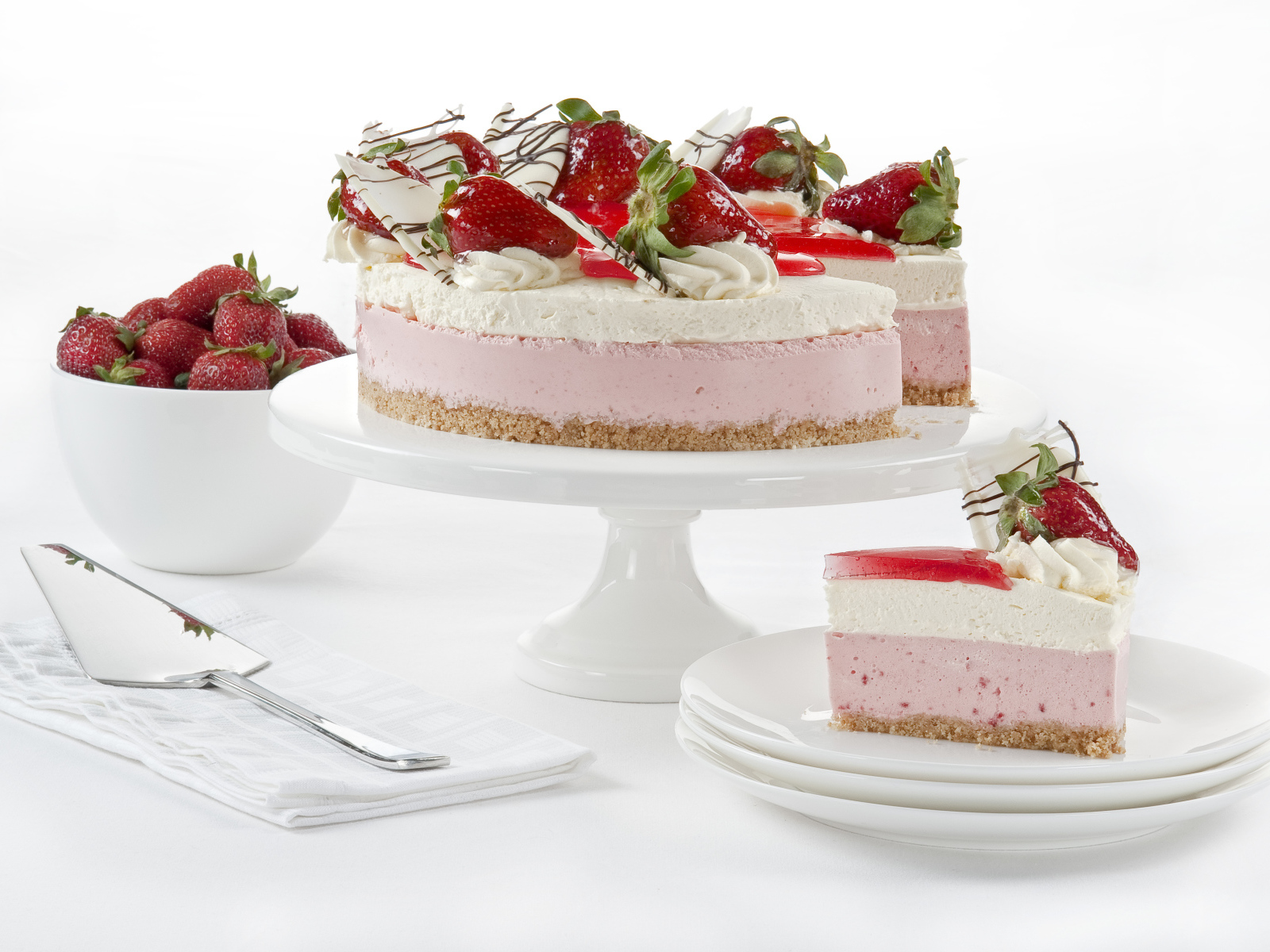 Вкусный торт с суфле, белым шоколадом и ягодами клубники на белом фоне