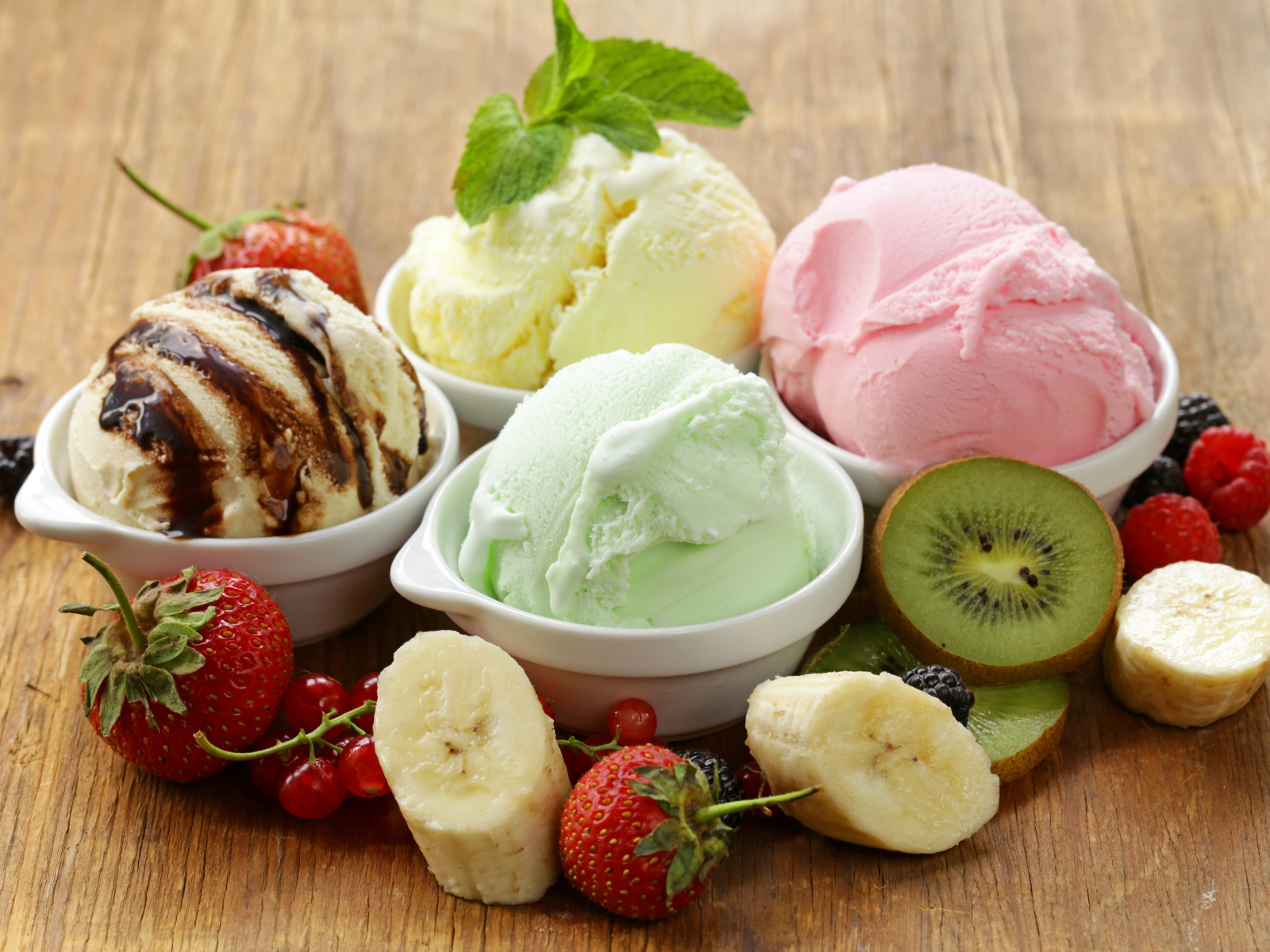 Шарики фруктового мороженого со свежими фруктами и ягодами