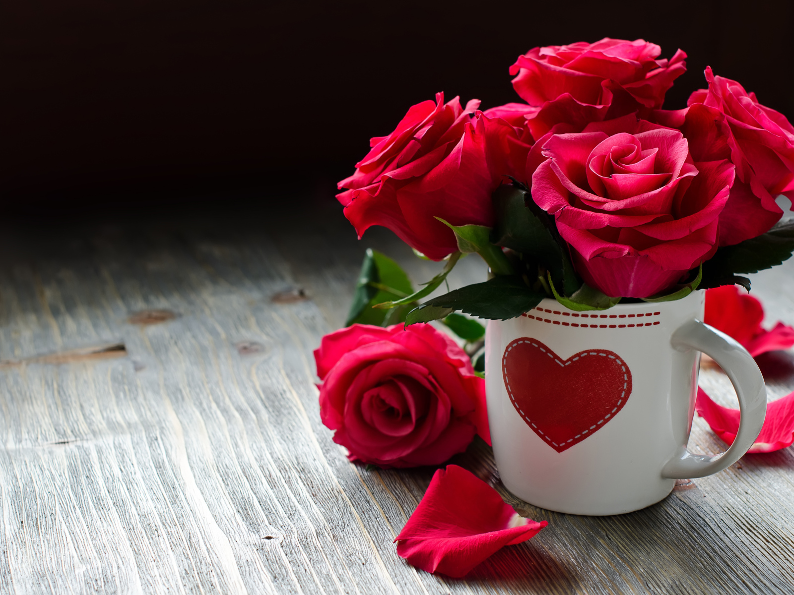 Красные розы в белой чашке с сердечком