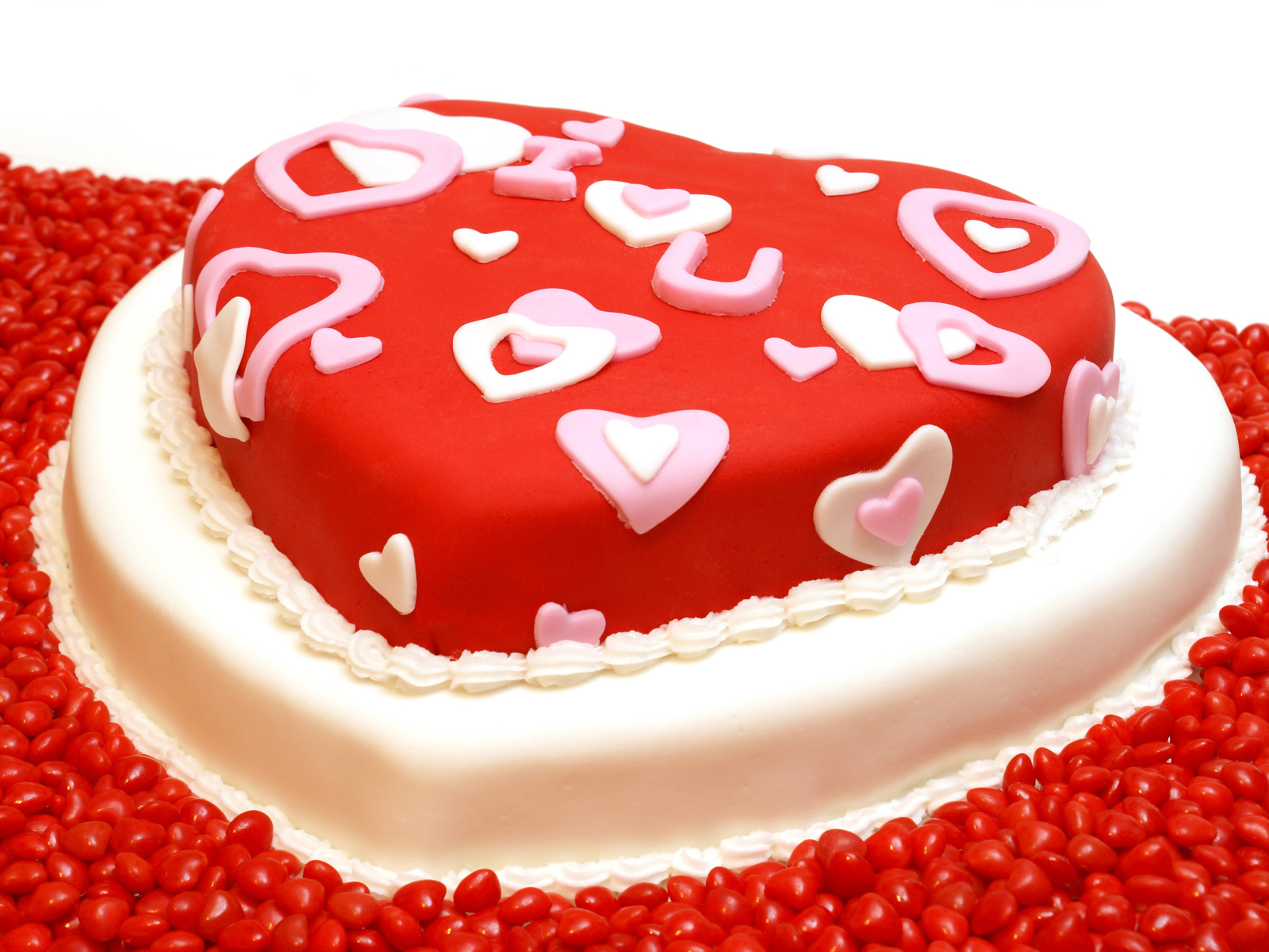 Большой красивый торт в форме сердца на День всех влюбленных 14 февраля