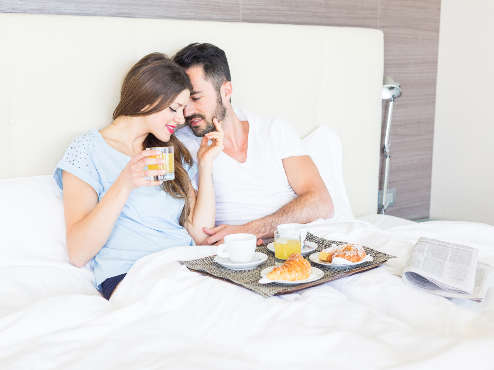 Влюбленная пара с завтраком в постели
