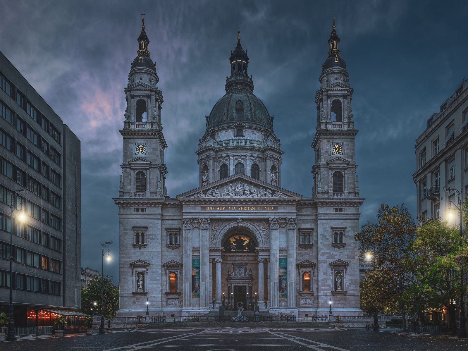 Базилика святого Стефана в сумерках, Будапешт