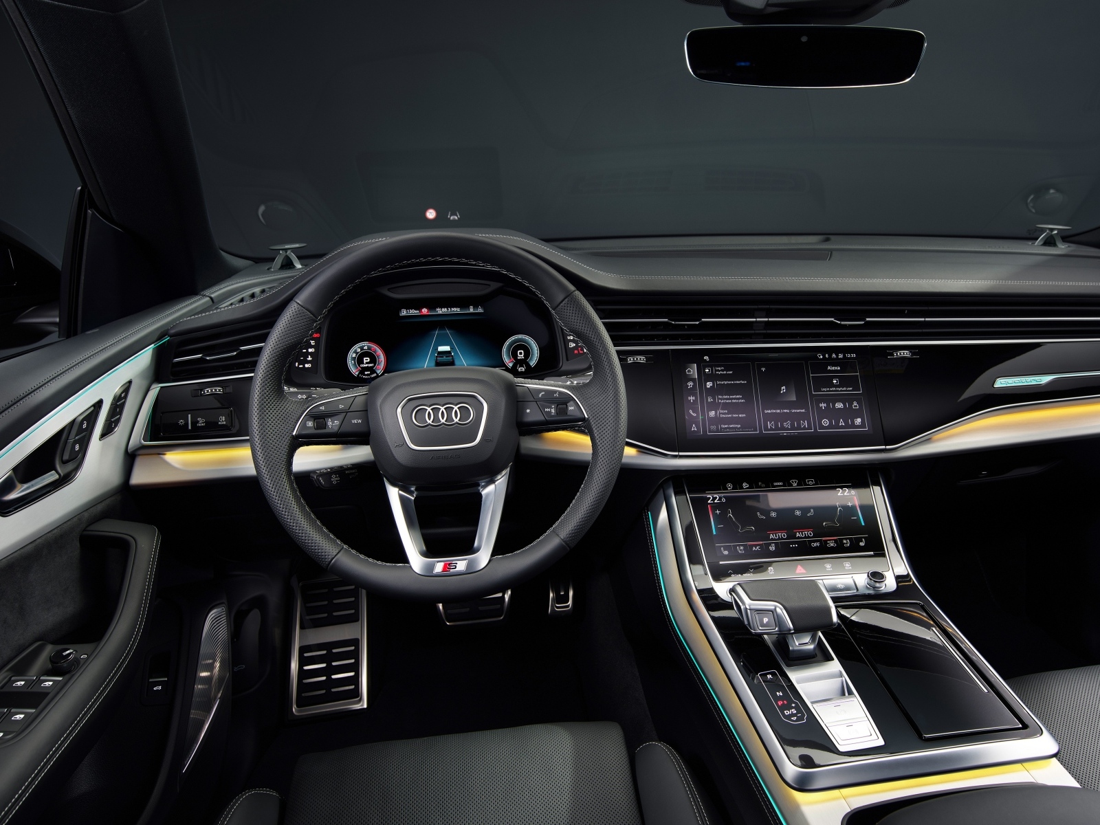 Черный кожаный салон автомобиля Audi Q8 55 TFSI Quattro S Line 2023 года