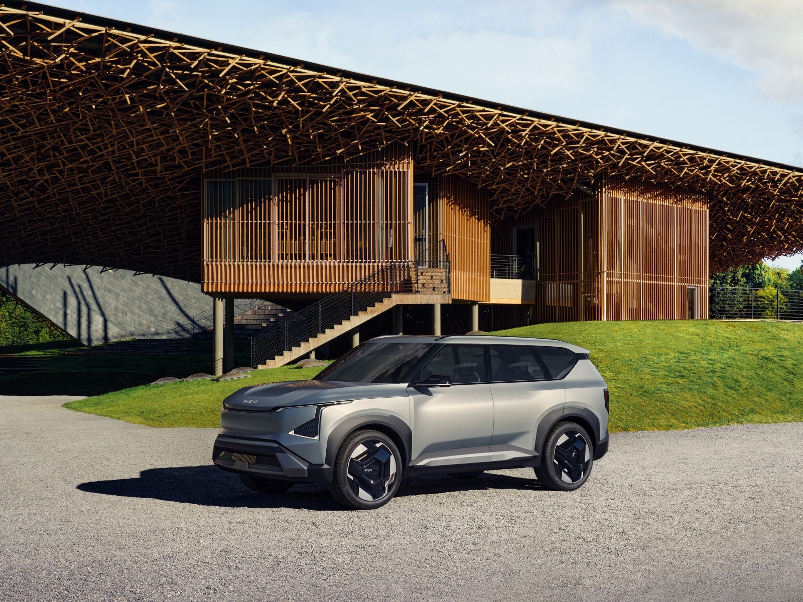 Серебристый внедорожник Kia EV5 Concept 2023 года у дома