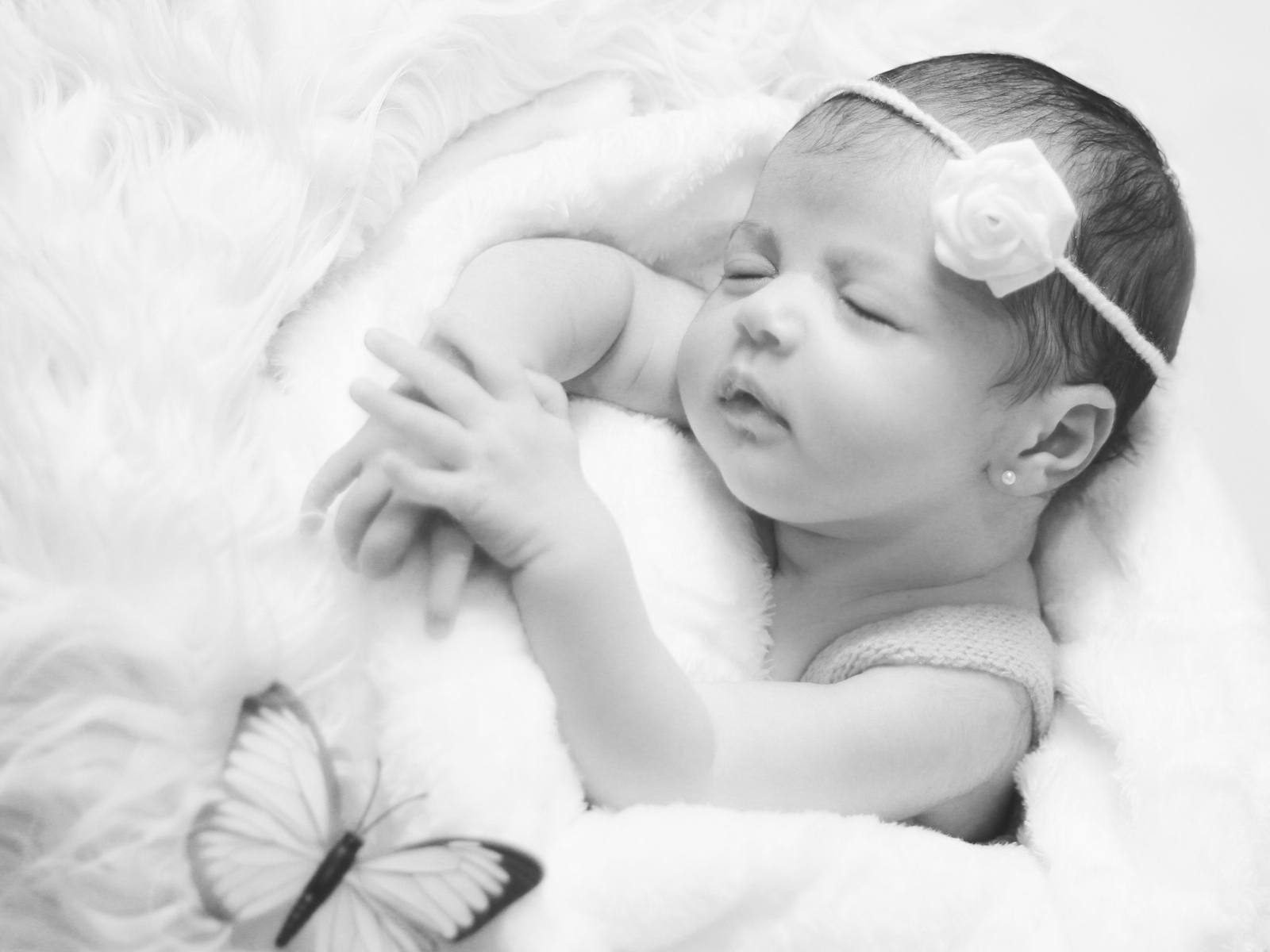 Красивое черно-белое фото новорожденной девочки