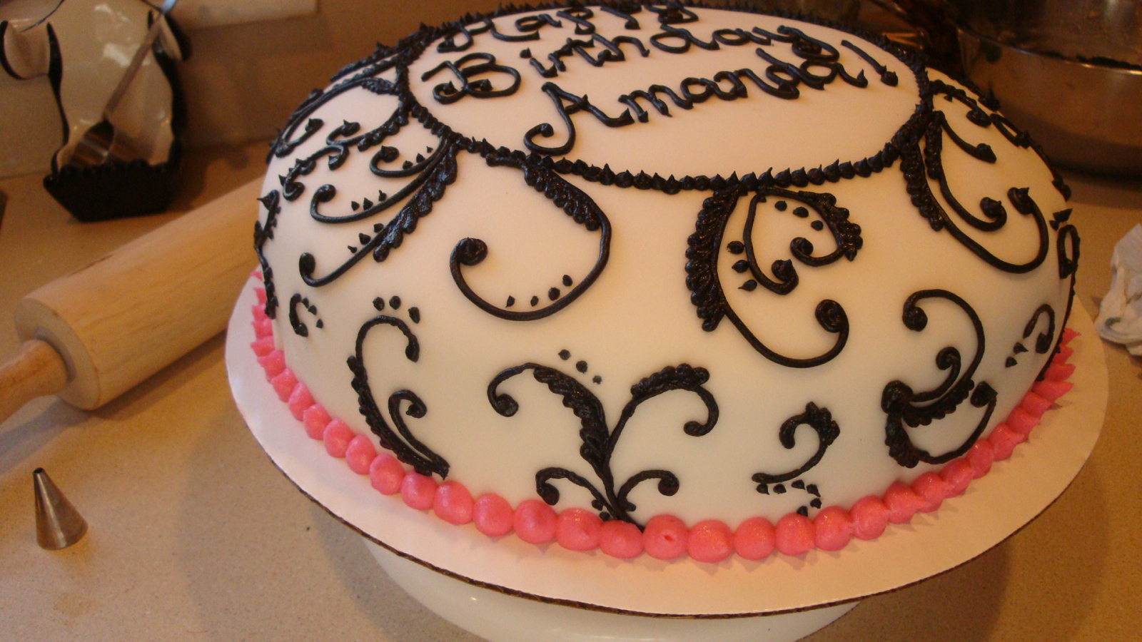 Красивый торт с шоколадным рисунком на день рождения