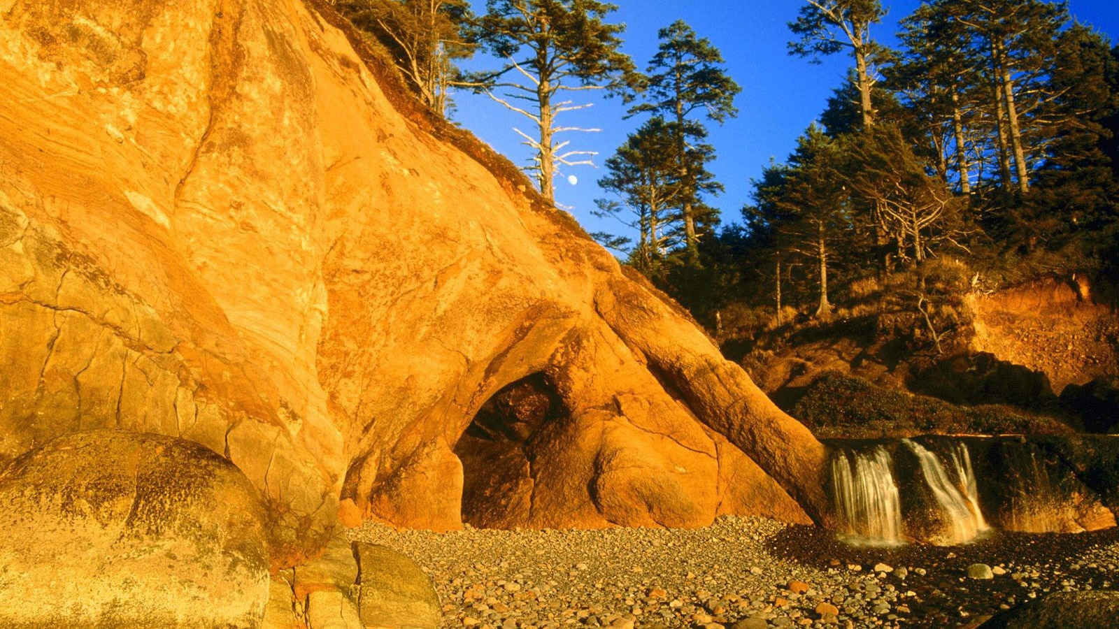 Скала с пещерой