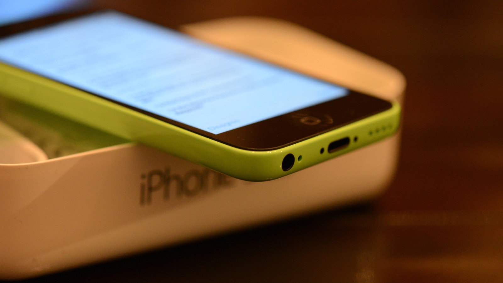Новый зелёный Iphone 5C крупным планом