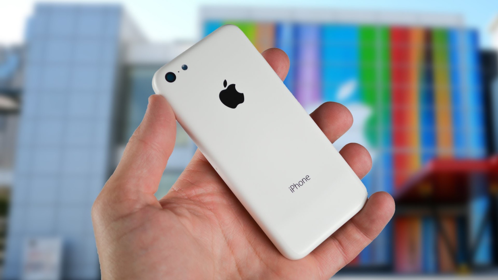 Новый белый Iphone 5C в руке