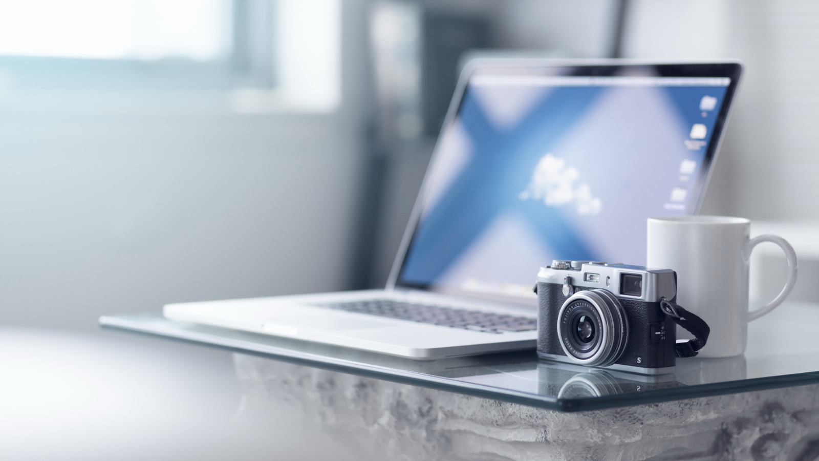 Современный ноутбук и ретро фотоаппарат