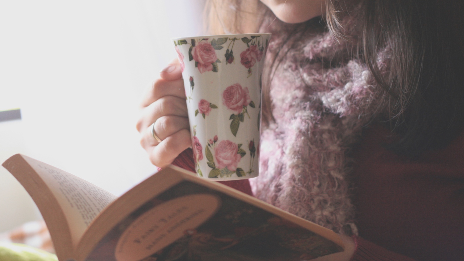 Девушка с книгой и чашкой