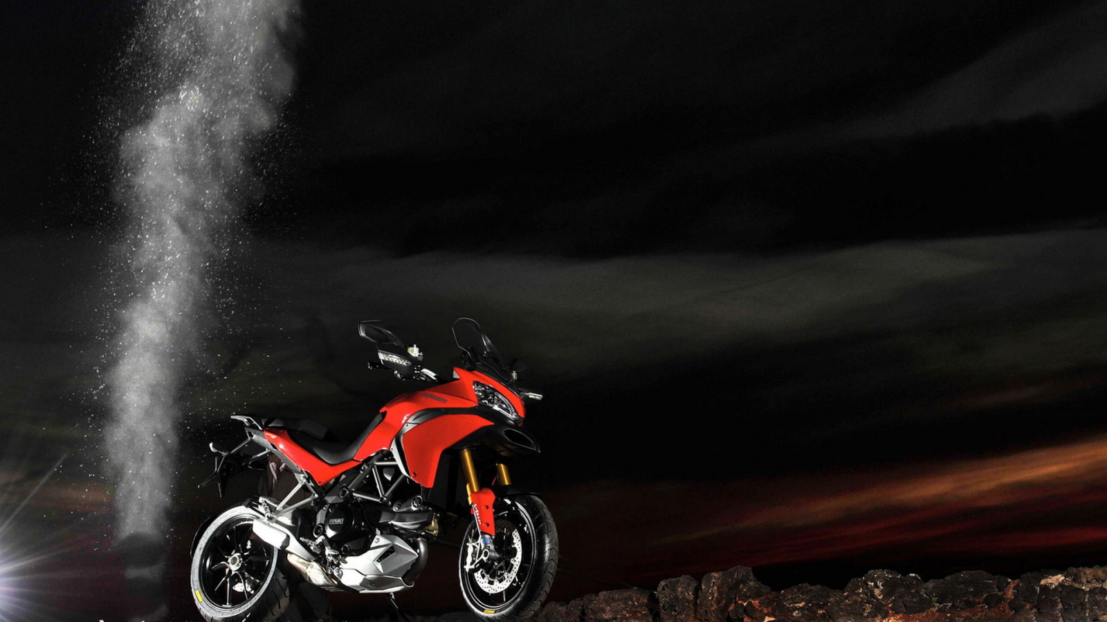 Красивый мотоцикл Ducati Multistrada 1200