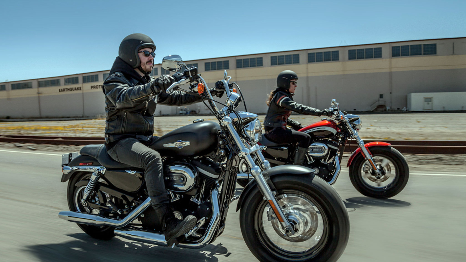 Красивый мотоцикл Harley-Davidson XL 1200C Sportster Custom