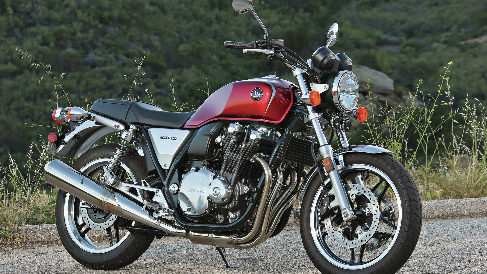 Новый мотоцикл на дороге Honda CB 1100